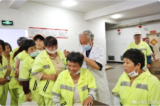 台州送清凉送义诊暖心关爱城市美容师现场提供清凉物资发放、便民义诊、政策咨询、反诈