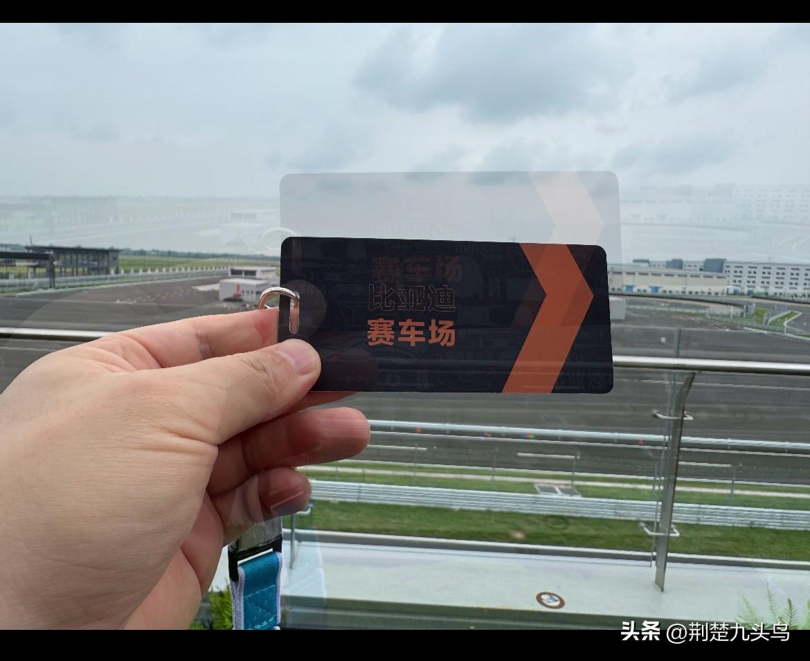 油门踩到底才知道自己潜力有多大，过弯时轮胎尖叫的瞬间才明白——压力再大也得抓得住