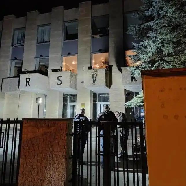 炸锅了！捷克首都布拉格突发一起恶意袭击事件，瞬间引爆全网关注，俄罗斯设在当地的文