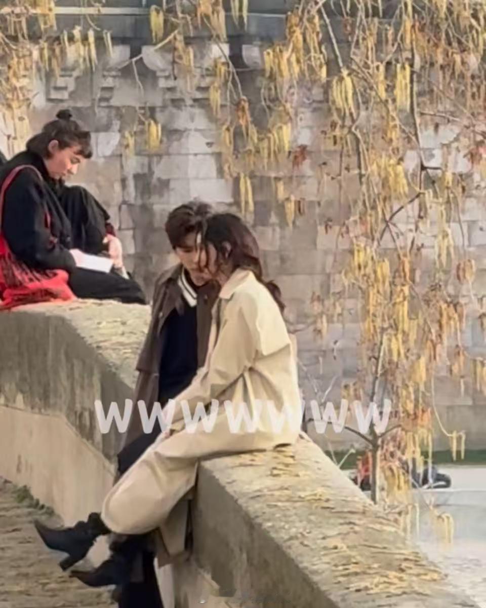 想把你和时间藏起来巴黎路透想把你和时间藏起来巴黎路透有，氛围感满满。王安宇章若楠