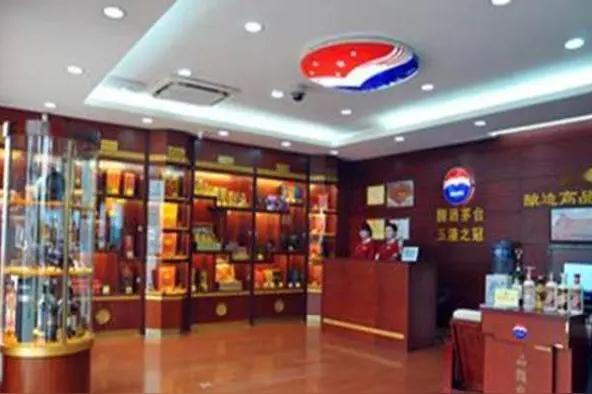 免费的饭最贵。

200位企业老板，被电话轰炸邀来五星级酒店“薅羊毛”，又是免费