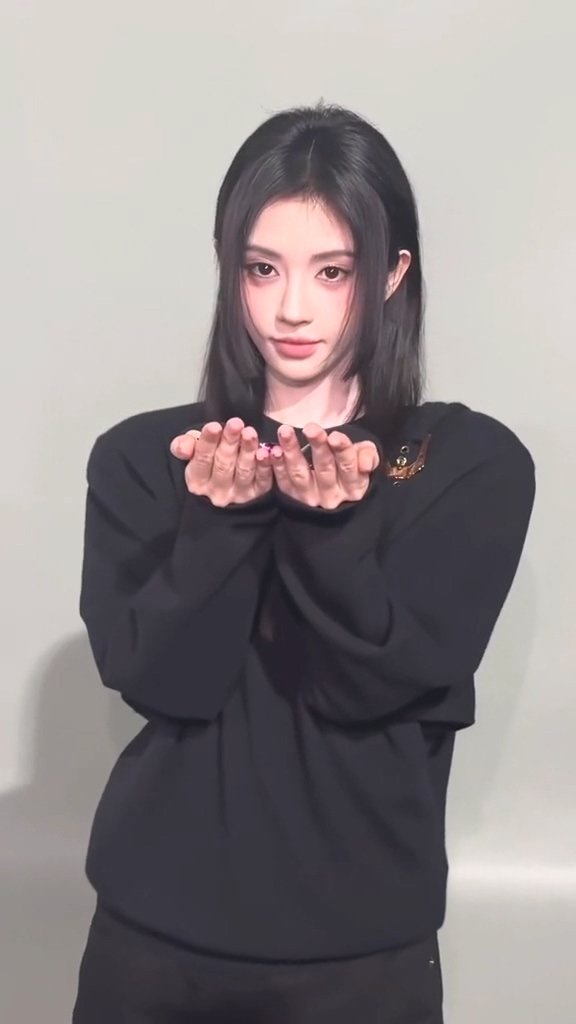 鞠婧祎吹花瓣变装鞠婧祎吹花瓣转场鞠婧祎变装视频永远如此权威，吹花瓣真的好美~现代