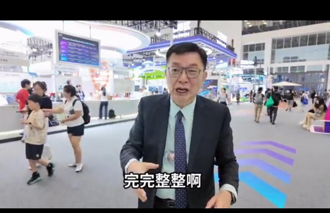 苑举正又来大陆了，这次他现身杭州，参加一年一度的云栖大会。

2026阿里云栖大