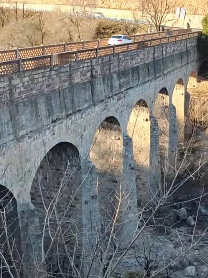 红旗渠最大的建筑物就是桃园桥，桃园桥是红旗渠一干渠由北向南横跨桃源河的一座桥， 