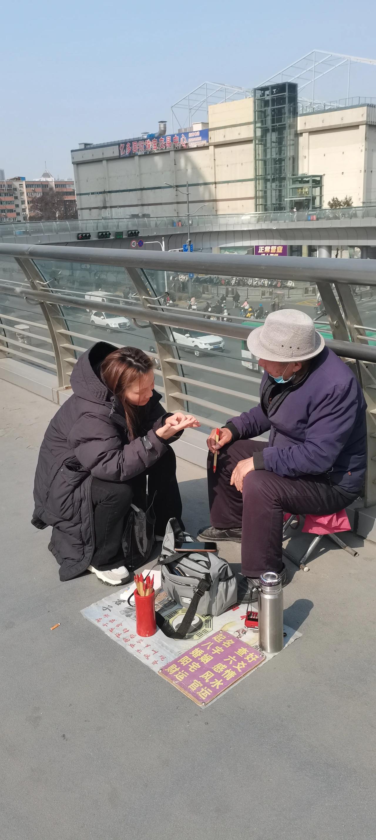 “不告诉任何人，自己的过去”。自己的过去就像一本写满故事的日记，有些篇章甜蜜，有