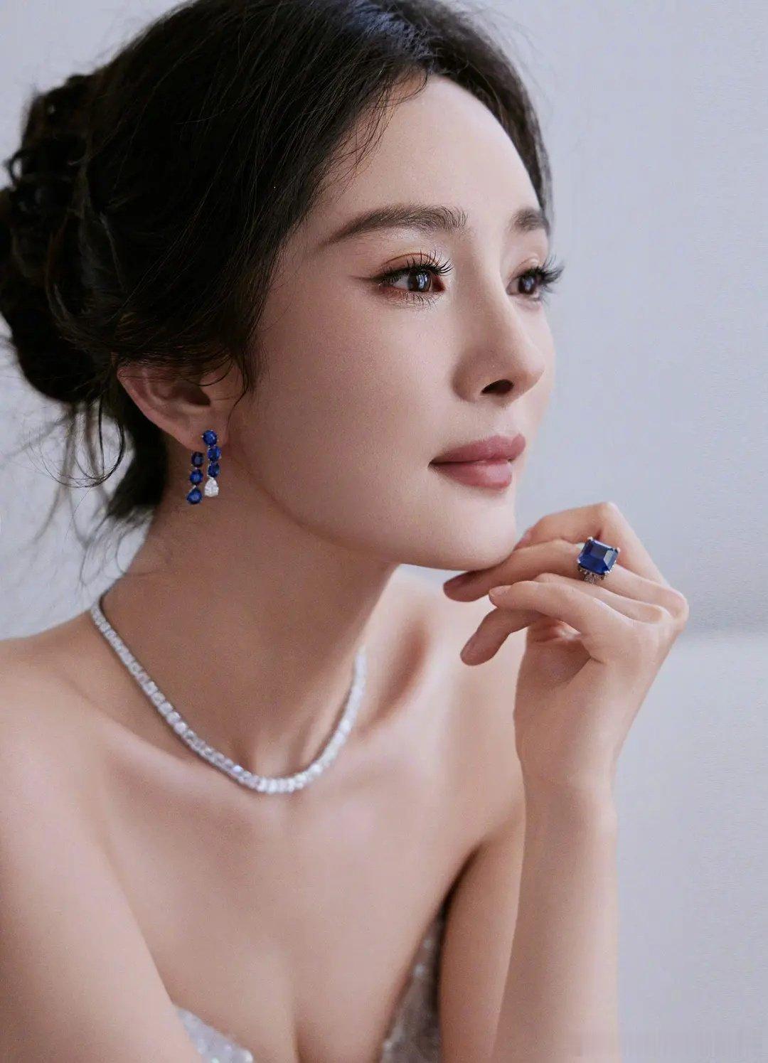 杨幂这次真有沉浸式拍戏了，出组气质都不一样了 ​​​