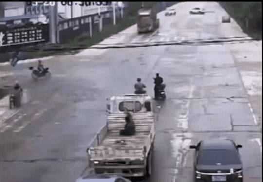 因为电动车停车占道，大货车神龙摆尾伤及无辜。
十字路口，一辆电动车停的非常靠前，