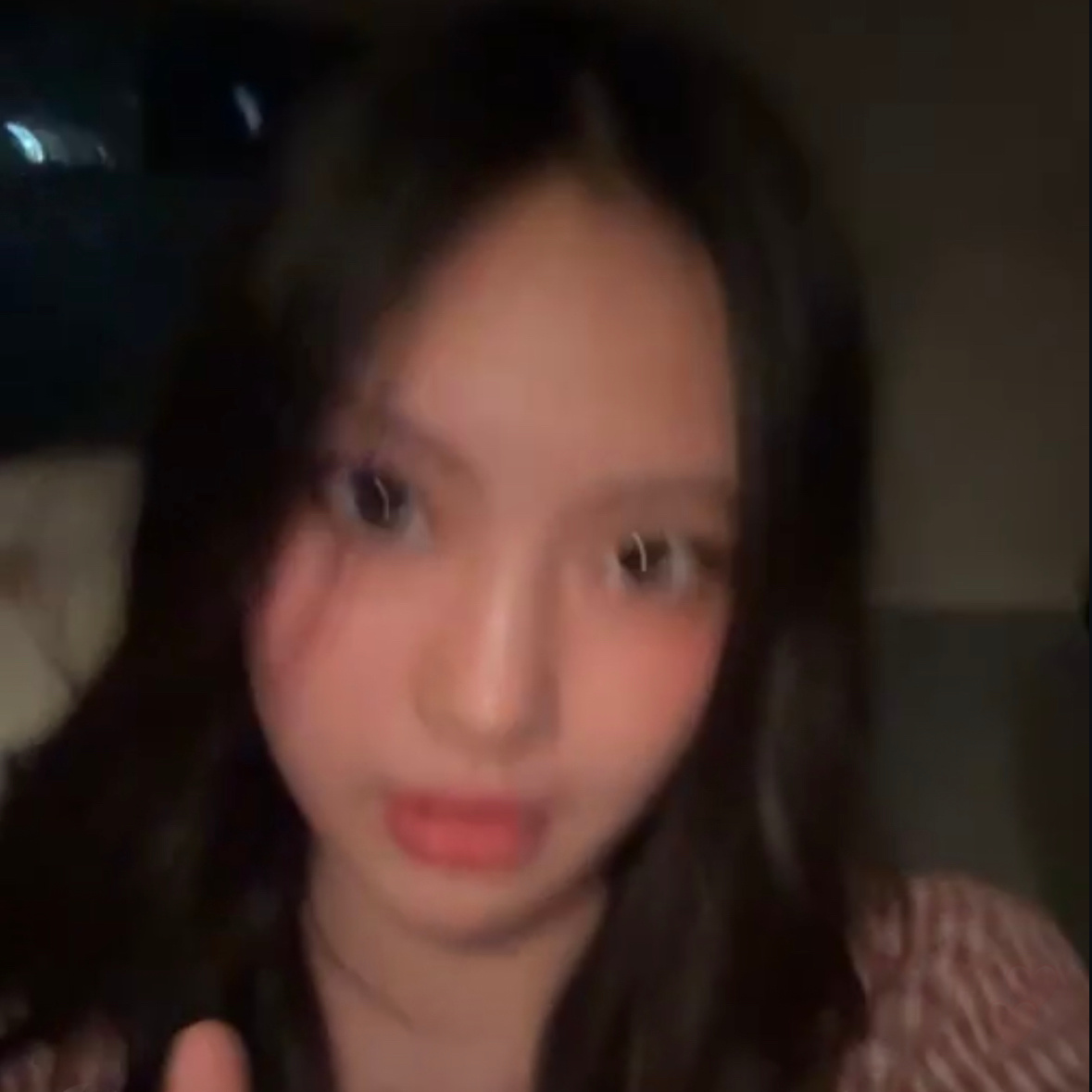 姐妹们帮我看一下这手机是不是有问题，为什么镜头一给李惠仁就自动磨皮美颜了 