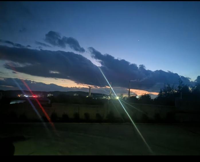 云南的天空夜景！

傍晚随手拍的天空！

蓝紫色渐变超温柔，天边还留着点落日的余