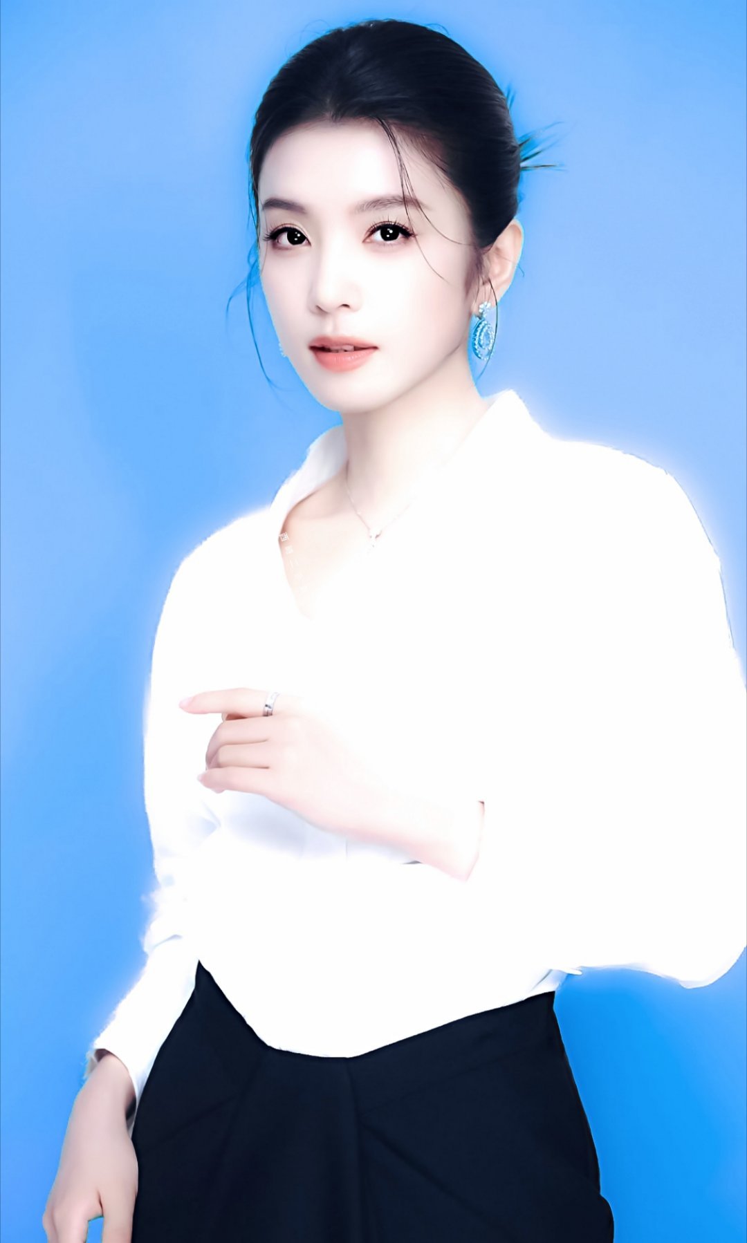 李云霄 💧🪄🥯李云霄｜眉目清隽秀丽，一身素净衬得灵气舒展李云霄 壁纸李云霄