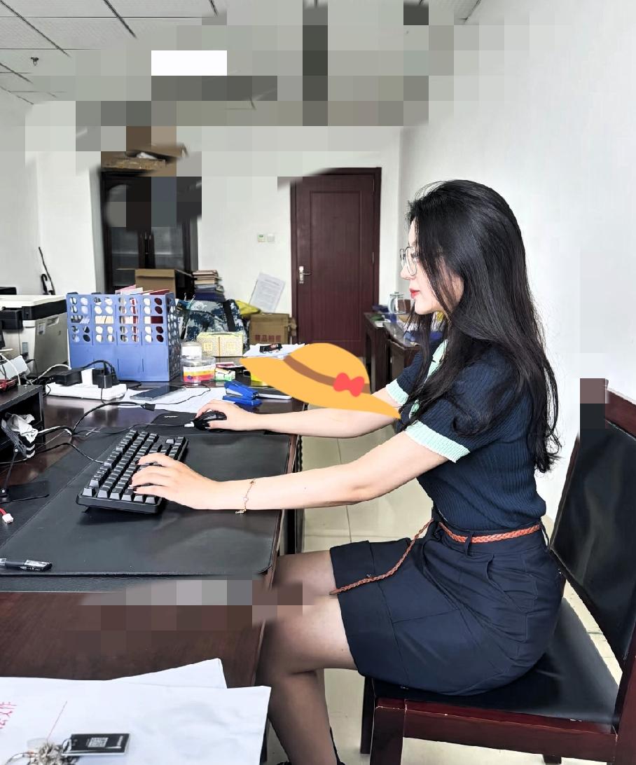 大家发现没，只要是坐在政府部门办公室的女生，不论级别高低，省级、市级还是县级，这