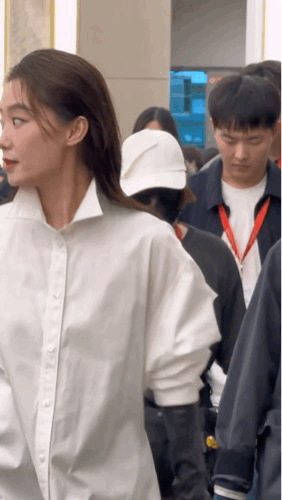 张小斐 可以坐评委腿上看电影吗这个背头湿发白衬衫的张小斐帅我一脸，真的够明媚张扬