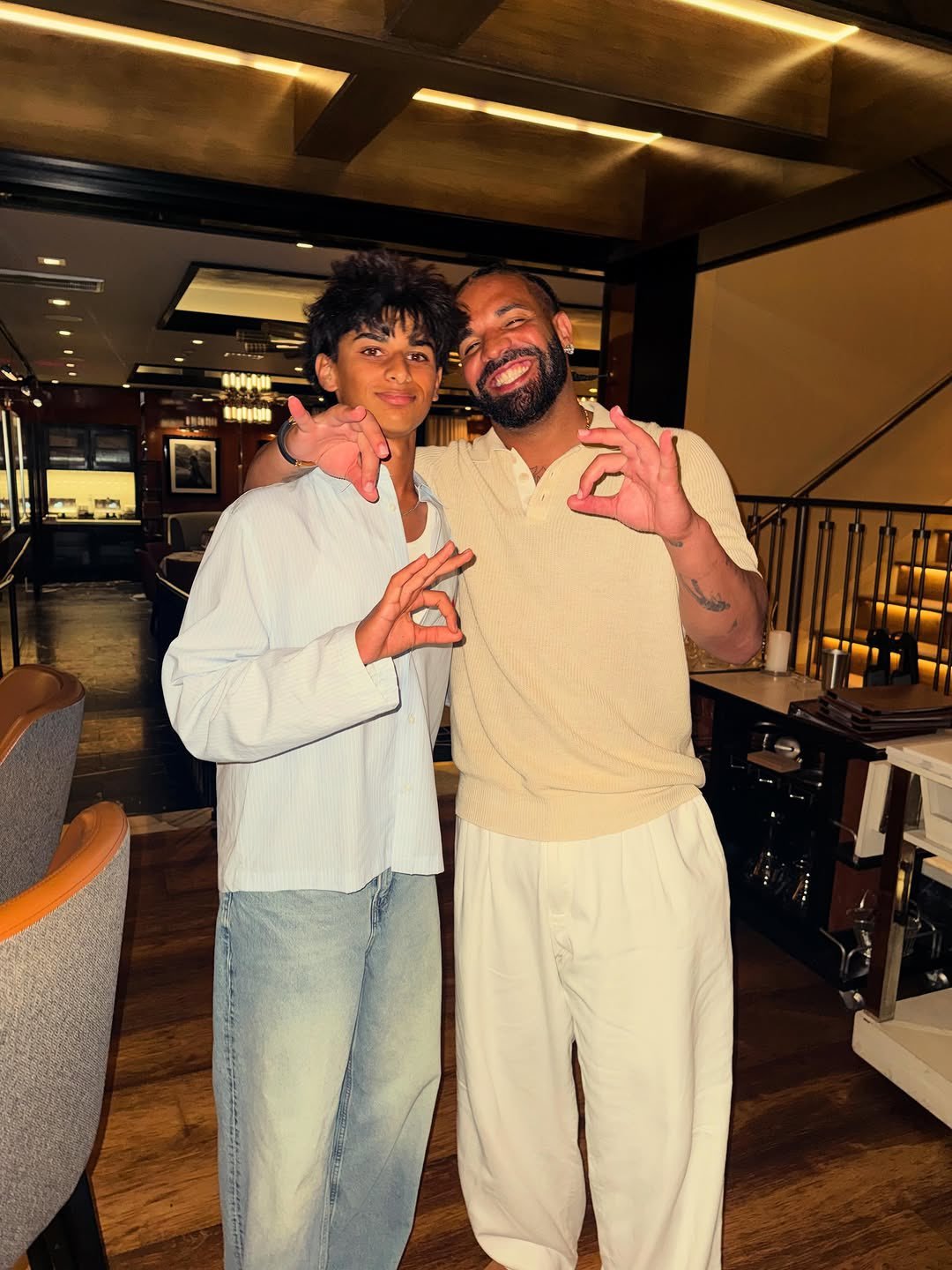 Drake 和两位粉丝的合影 😁😁 