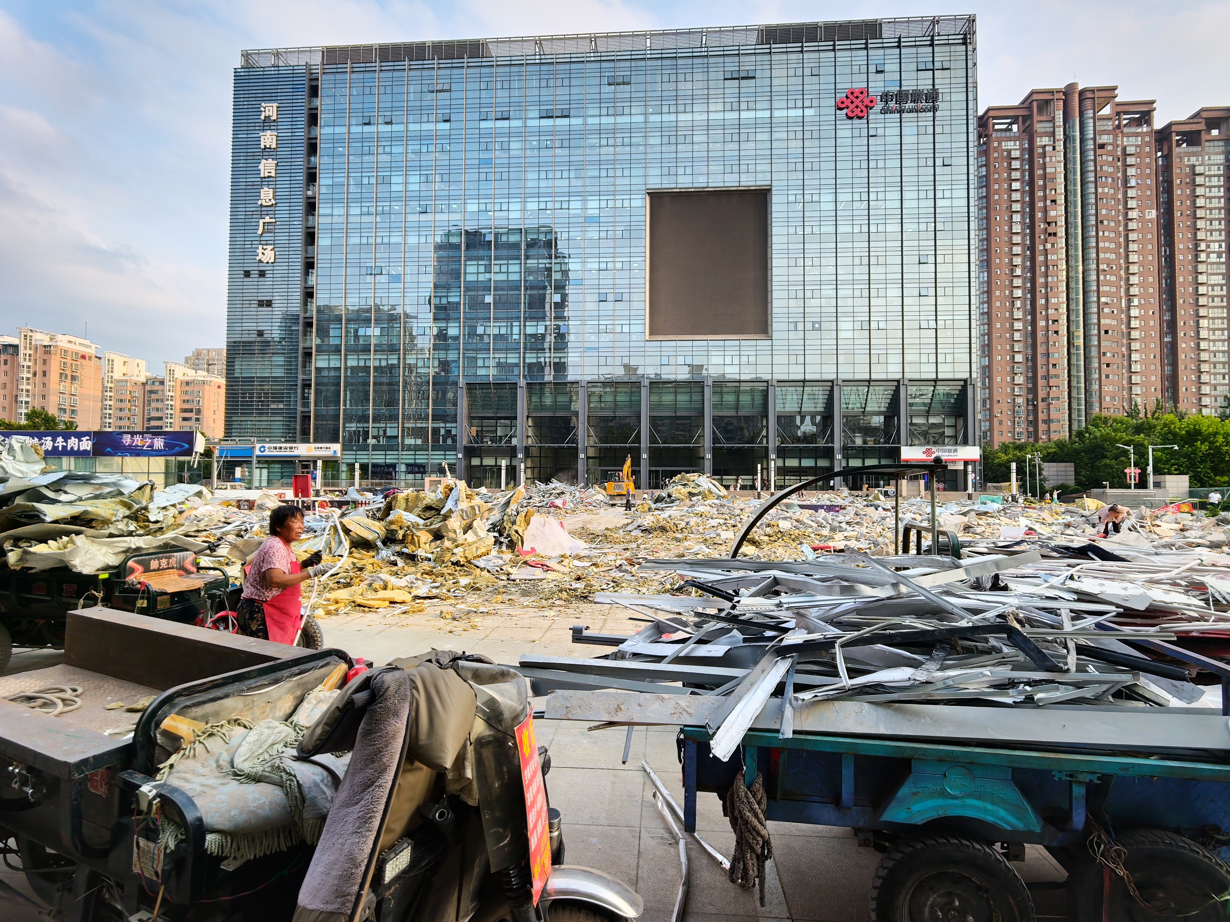 旁边的夜市广场不知道是消防没过，还是违建了，本来必胜客、肯德基和瑞幸都已经入驻了