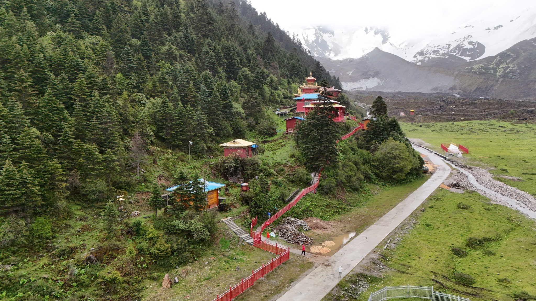 嘎隆拉雪山下的 嘎龙寺，进入波密的标志建筑。进藏的路是蜿蜒、颠簸的，又高海拔，所