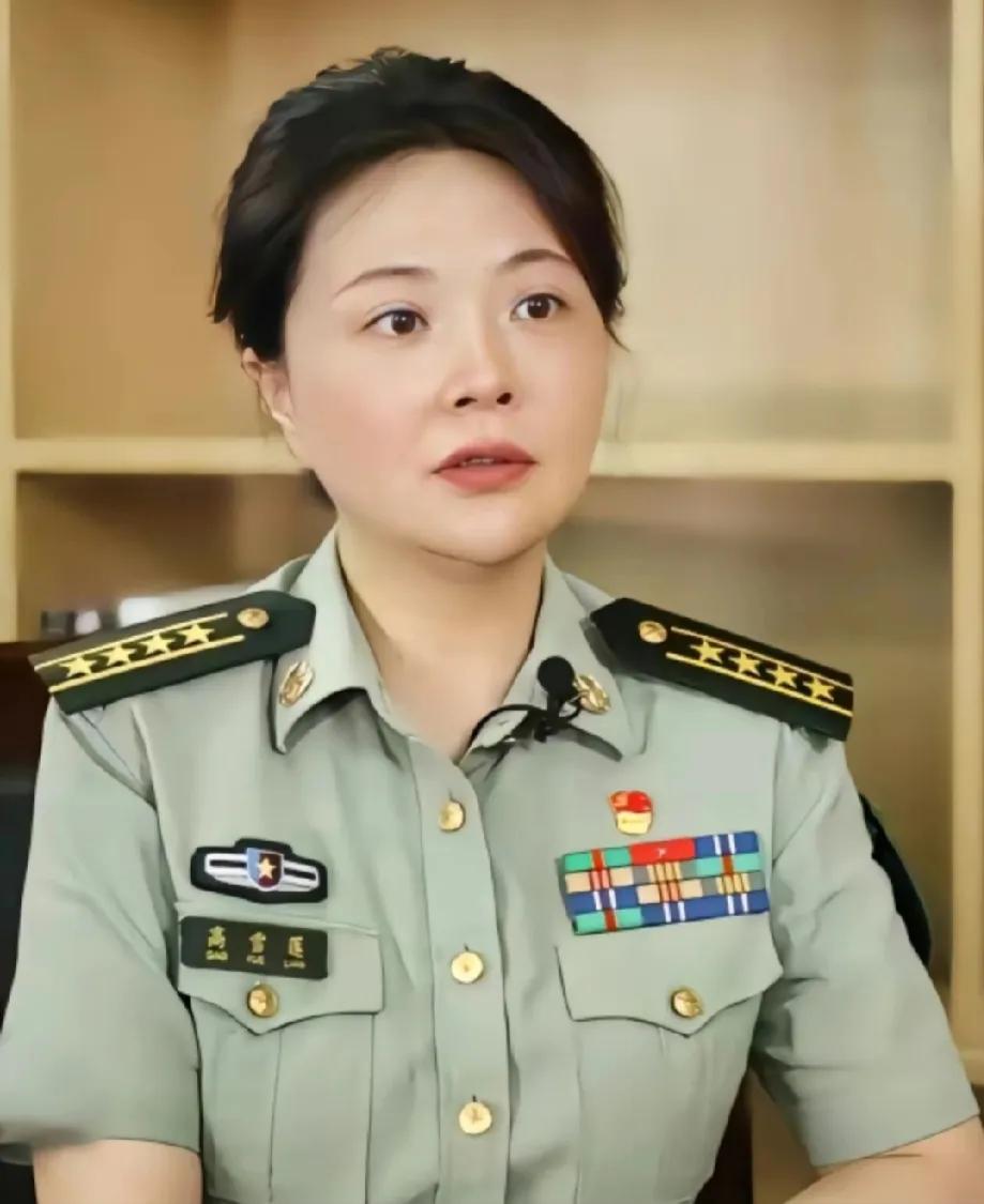 最美新时代革命军人——高雪莲
她是边防烈士子女。
她是军队审计战线上绽放的雪莲花