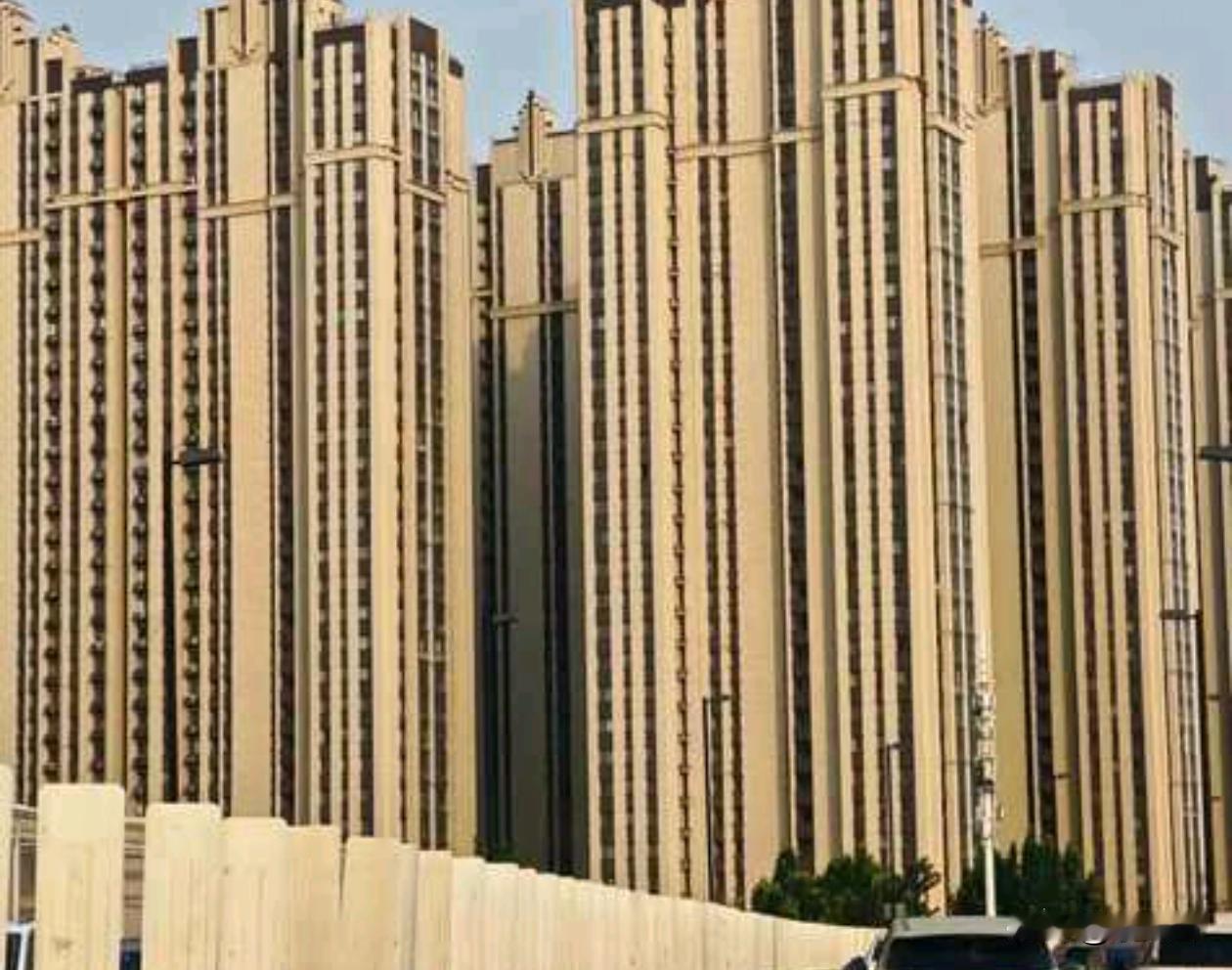 建这么多房子没人买了？一栋楼就两三家人开灯