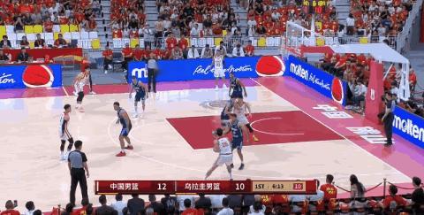 中国男篮球星贺希宁的手感真是热得发烫！在今天进行的中国男篮和乌拉圭男篮的热身赛中