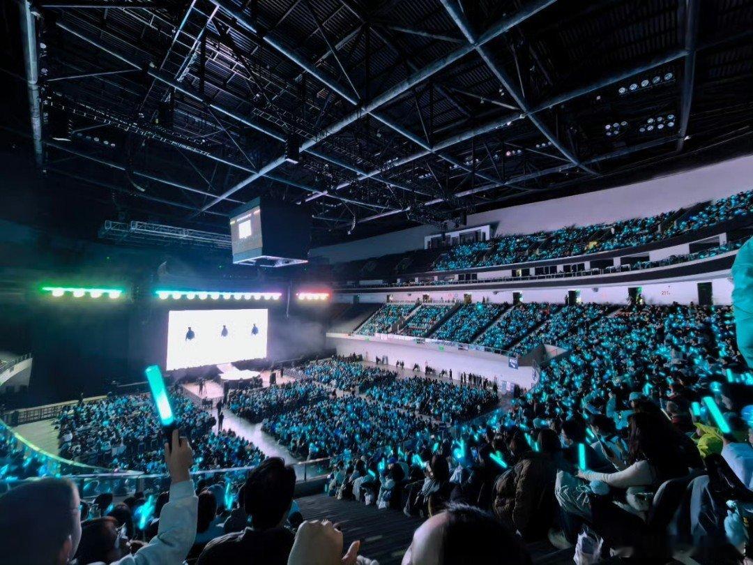 刘雨昕上座率战绩可查刘雨昕演出上座率那叫一个实在，现场全是昕蓝海，人潮像海浪般热