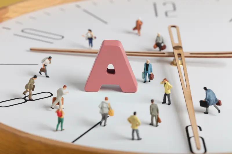 A股半年报披露窗口期渐近，诸多信息值得留意。首先是公司的营收与利润状况，这是直观