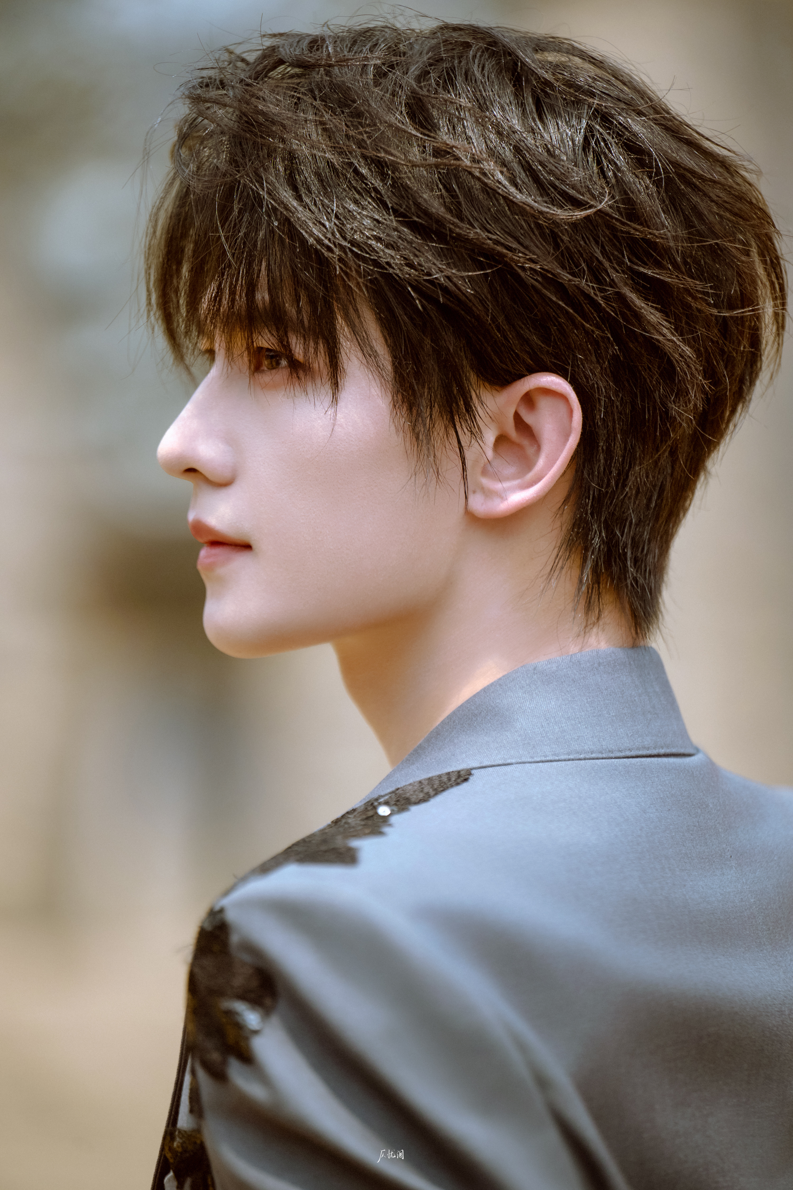 杨洋的日常另存为 灰西装衬清隽模样，清冷贵气，一眼沦陷。cr:见水印 