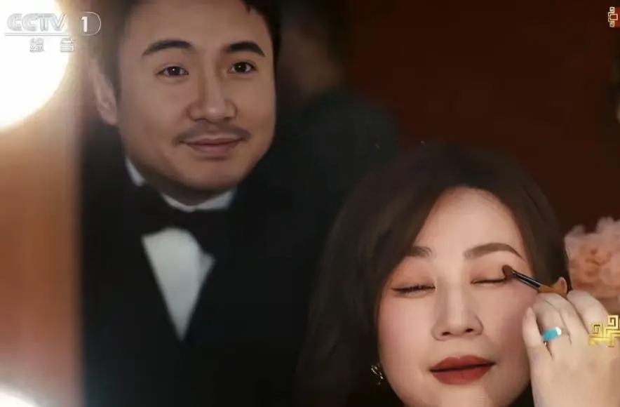 🎬
这哪是微电影，简直是“小品封神榜”！以为吃橘子被抓是终点，结果俩人直接整了