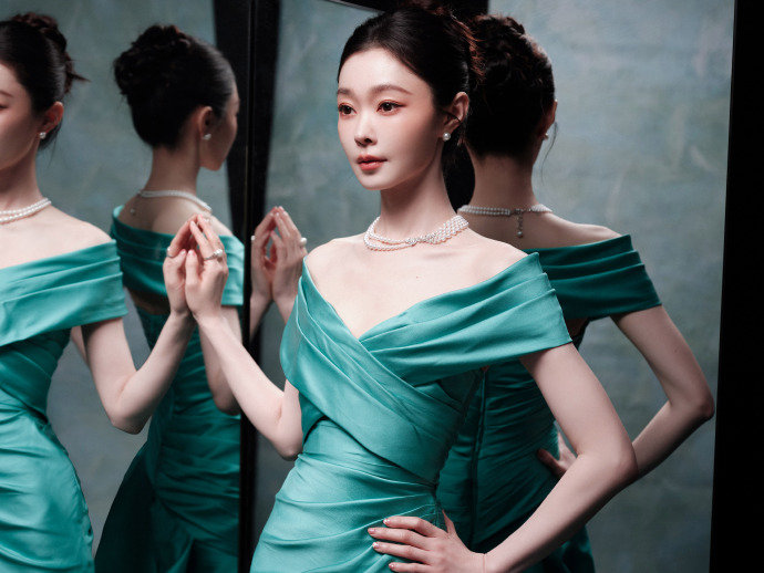 宋轶绿色一字肩长裙 宋轶微博之夜 出图，绿色一字肩长裙美到无法呼吸了！正面很美，