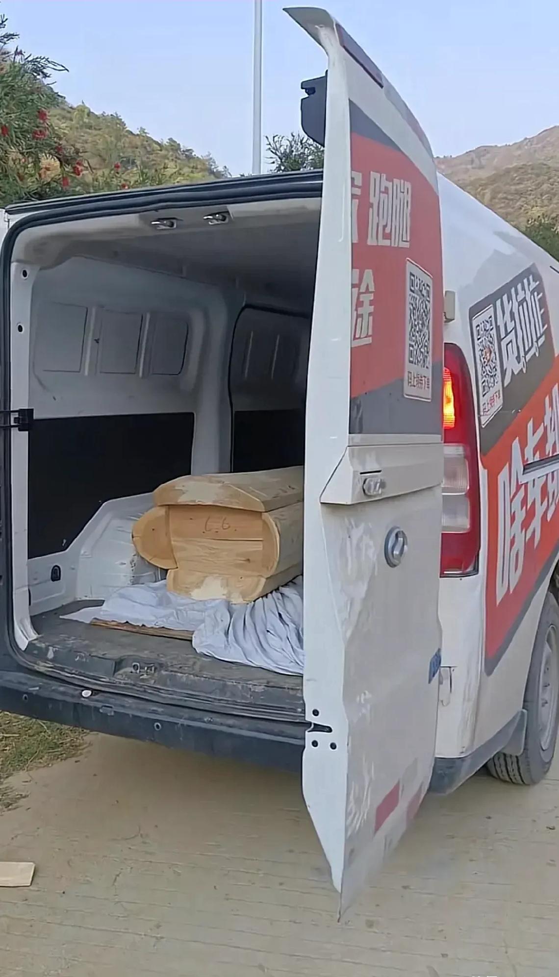见过胆大的，没见过胆子这么大的！这种东西也敢拉！
不得不服这货拉拉司机呀！真是拉