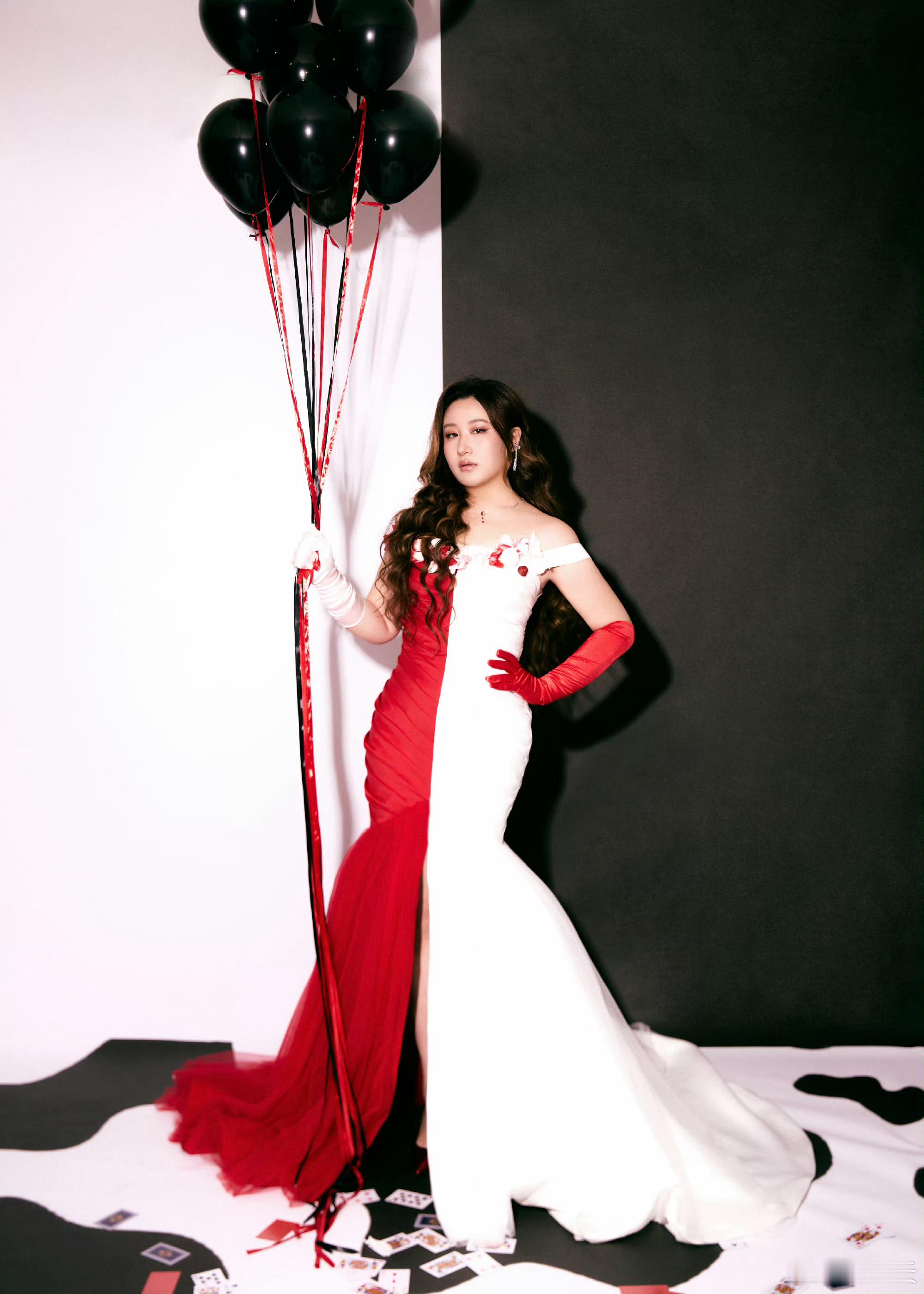 锤娜丽莎今天加麻加辣 锤娜丽莎把鸳鸯锅穿身上也太有梗了！红汤热辣吸睛，白汤清爽亮