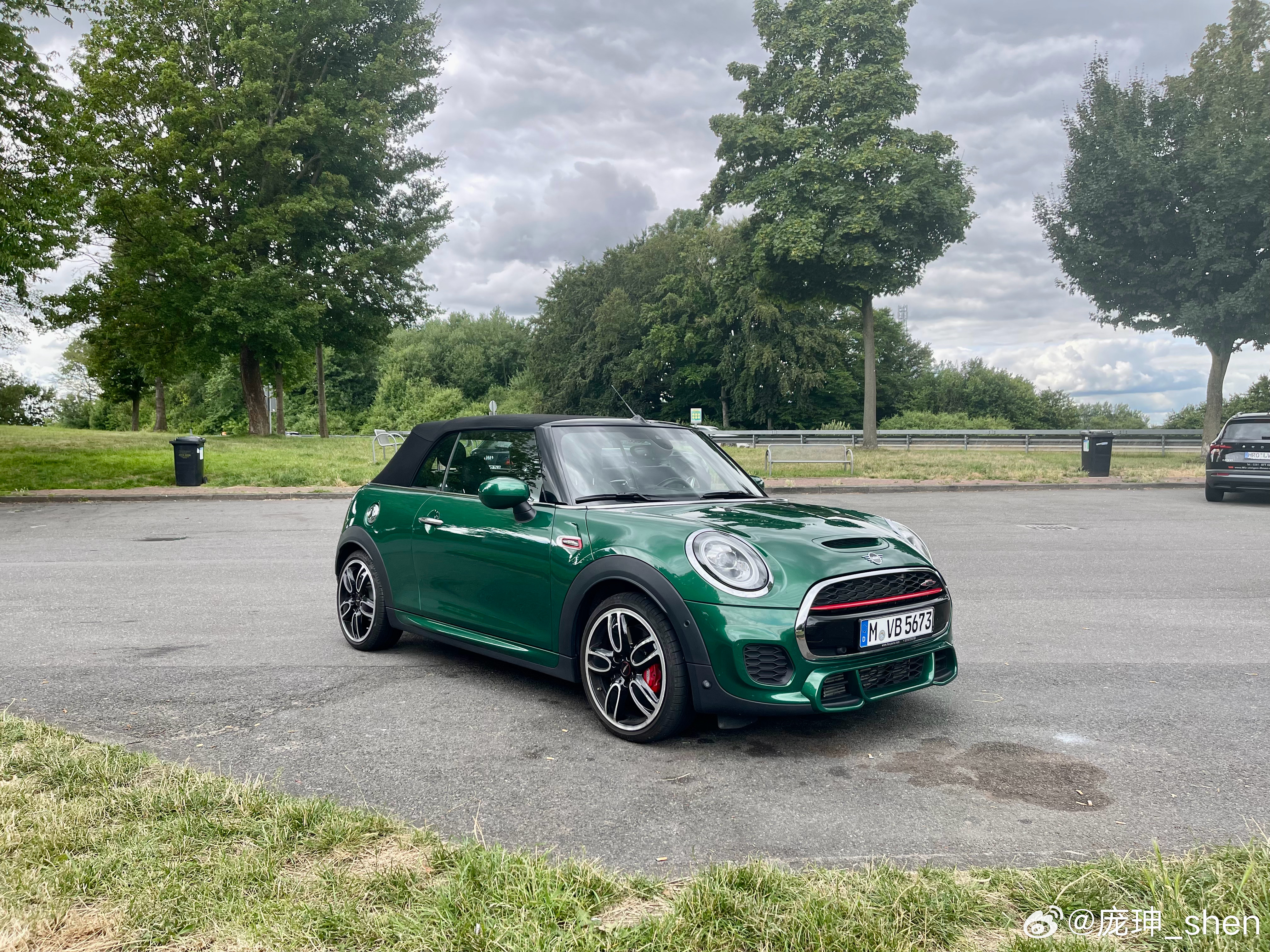 冬天是不是适合买敞篷车，最近朋友圈经常能看到敞篷MINI，让我回忆起去年夏天从德