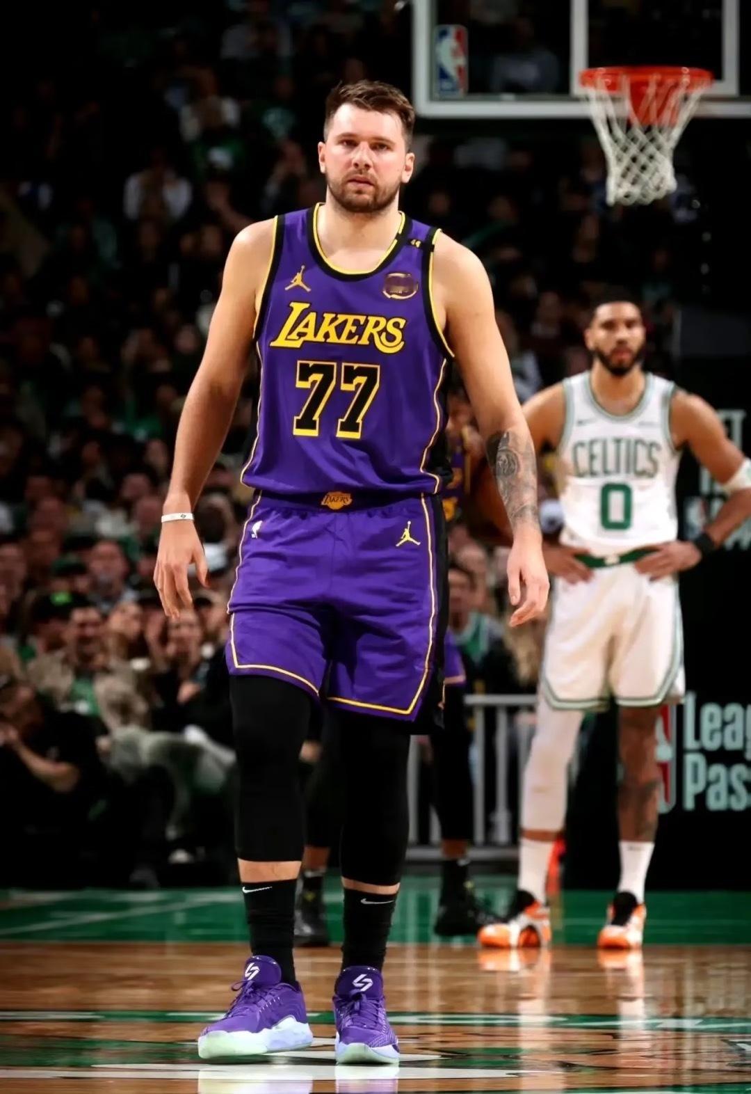 NBA东契奇应该更加自律，对比塔图姆就知道了：1，东契奇，26岁，身高2米01，