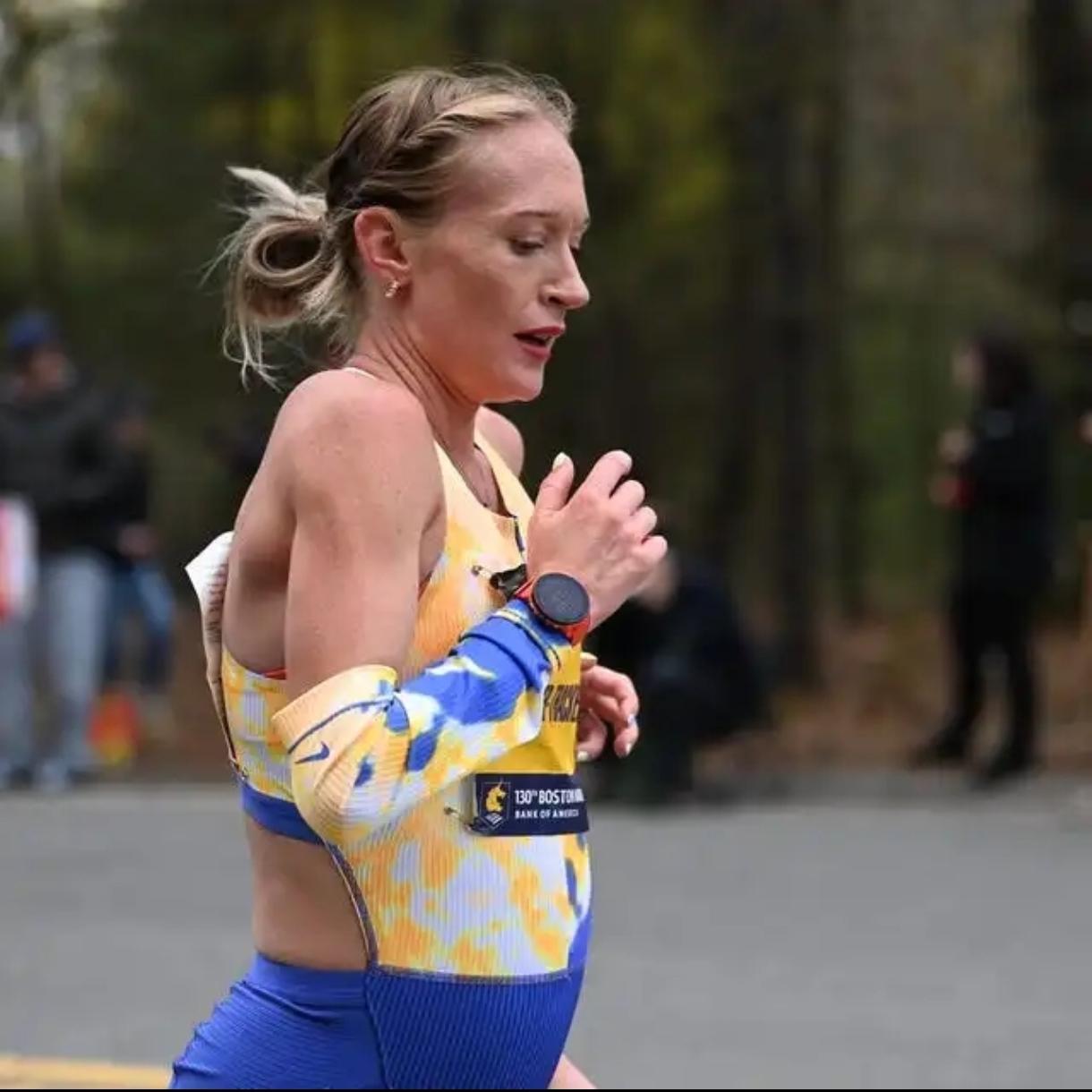 怀孕5个月跑波马，2小时43分完赛，太硬核了！
 
33岁英国选手卡莉·豪格·萨