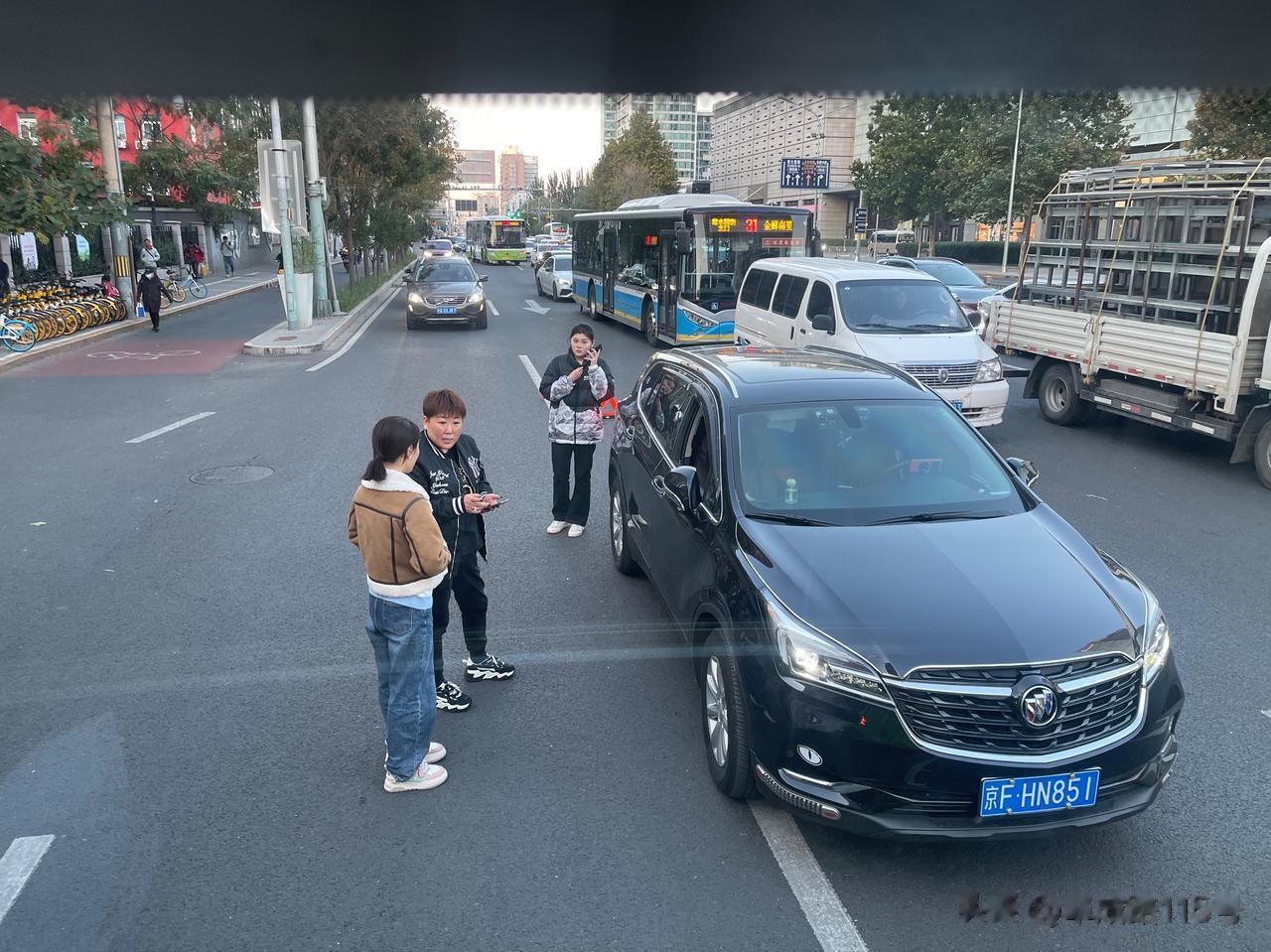 北京CBD附近，一女司机驾驶别克昂科威 违规并线引发交通事故，拒不认错。不知道如
