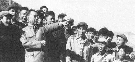 ·周恩来在三门峡水库工地上。