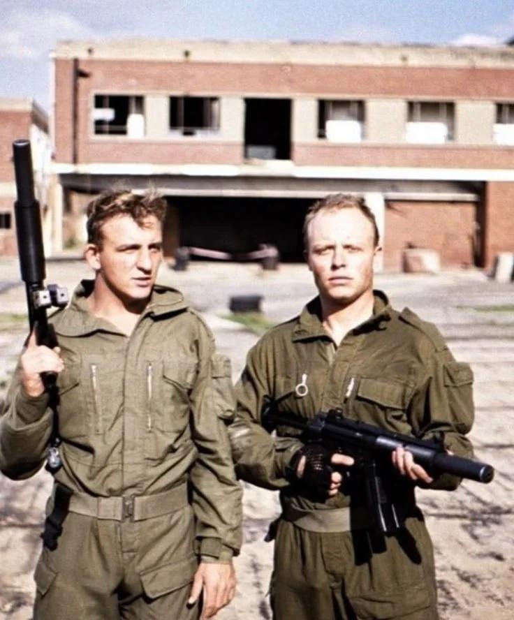 南非特种部队使用带有消音器德国 9x19mm HK MP5SD3 进行侦察，大约