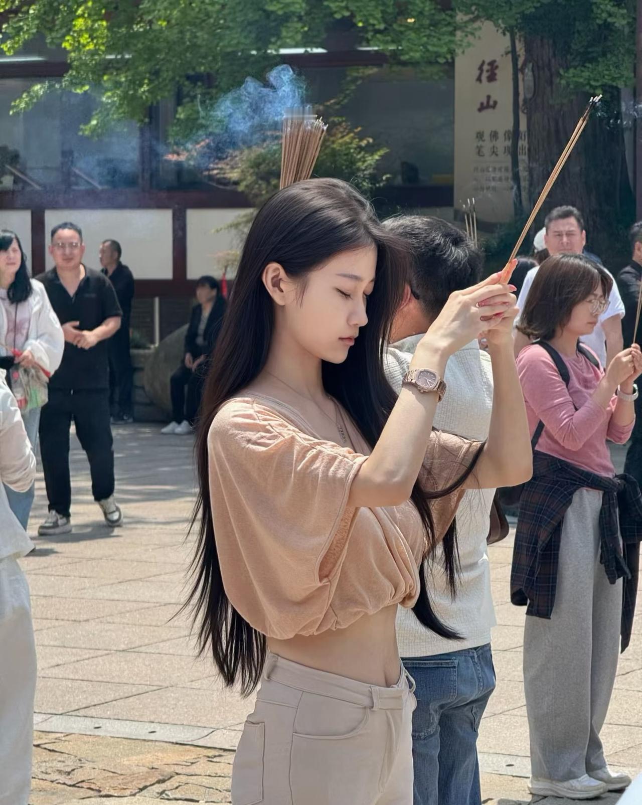 终于奔赴径山寺，赴一场静心祈福之约。
踏入古寺，香火袅袅，远离城市喧嚣，内心瞬间