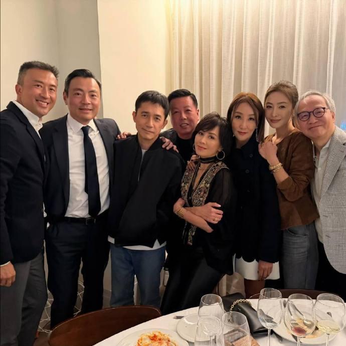 最近刘嘉玲和梁朝伟一起出席活动，两位显得很恩爱，也都格外的显年轻。

刘嘉玲上身