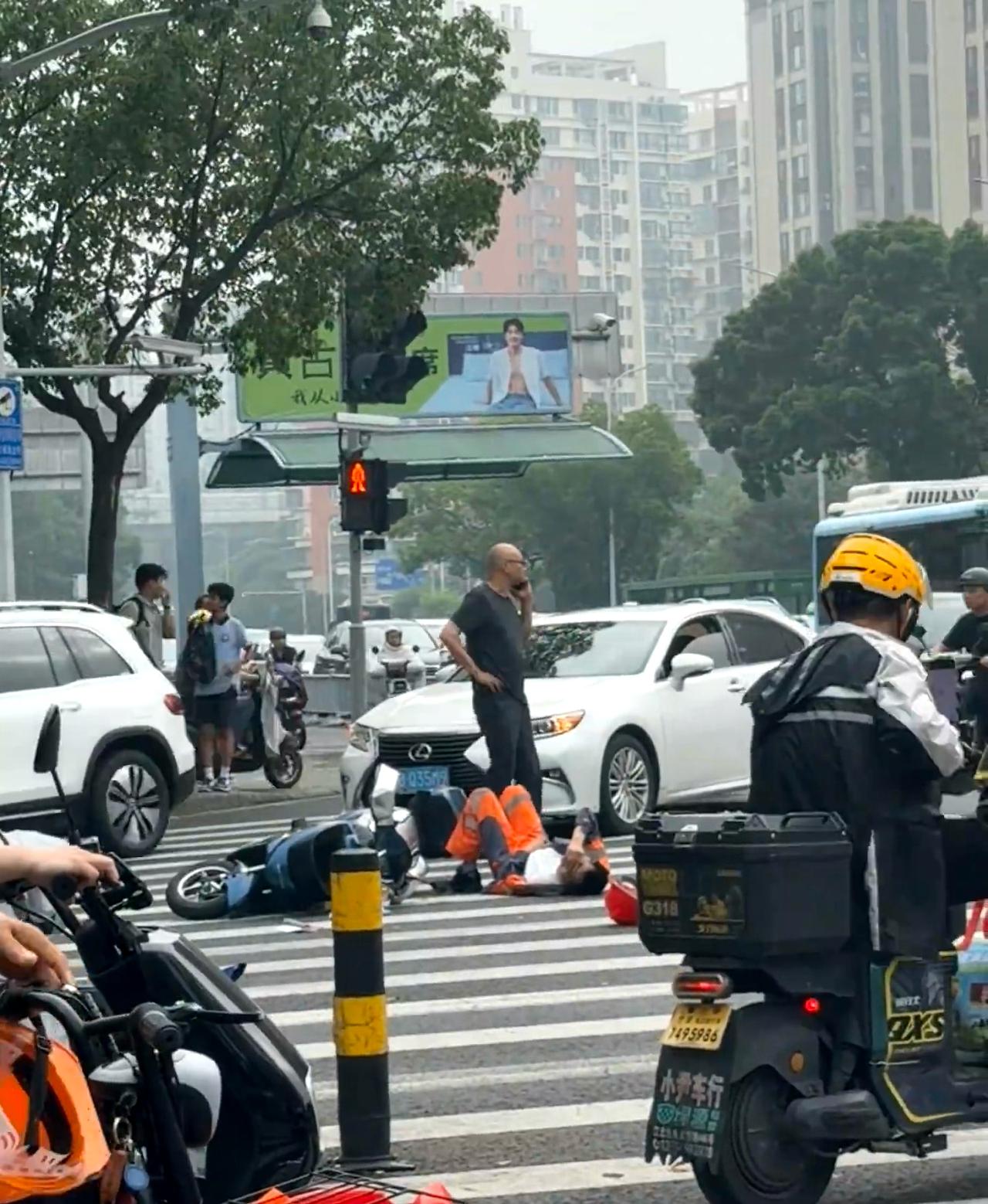 外卖真是高危职业啊

想赚到自己能力之外的钱，就要搏命，遵守交规正常配送一月也能