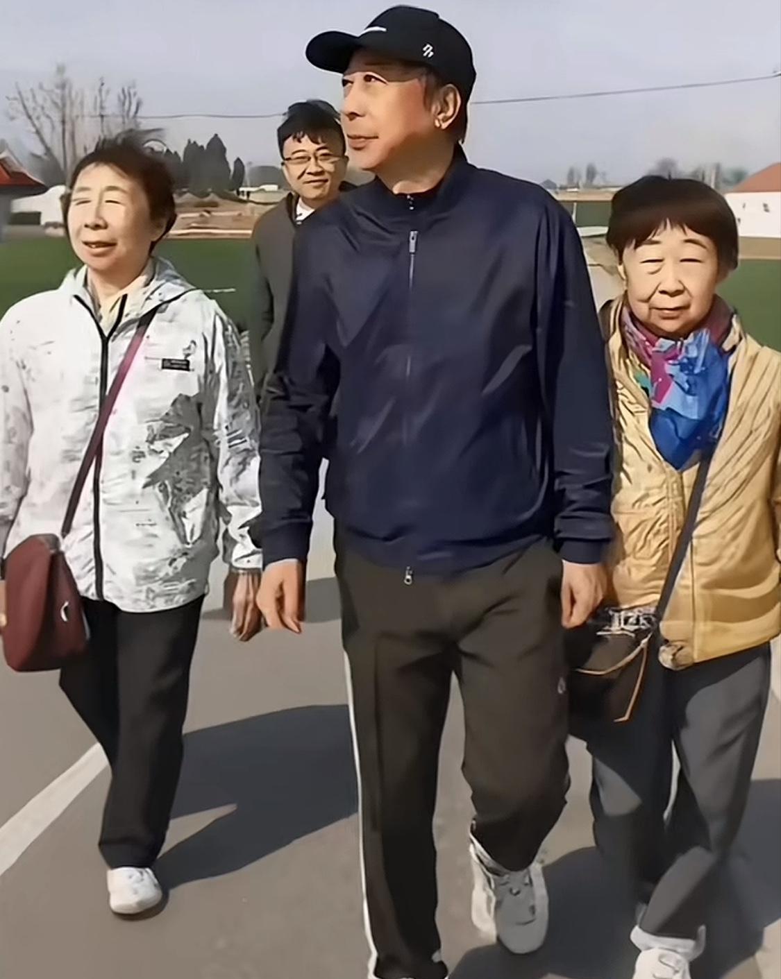 4月5日清明，相声大师冯巩在社交平台分享和两位姐姐回老家祭祖的视频，一出现就引发