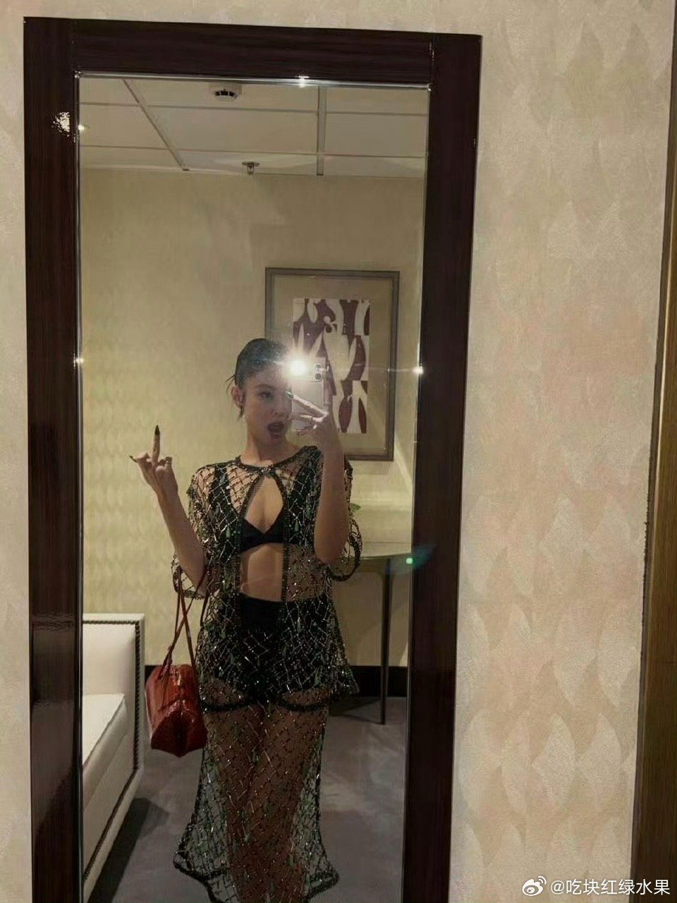 Jennie自拍竖了中指 这算不算大女人jennie高允真贴贴jennie镂空透