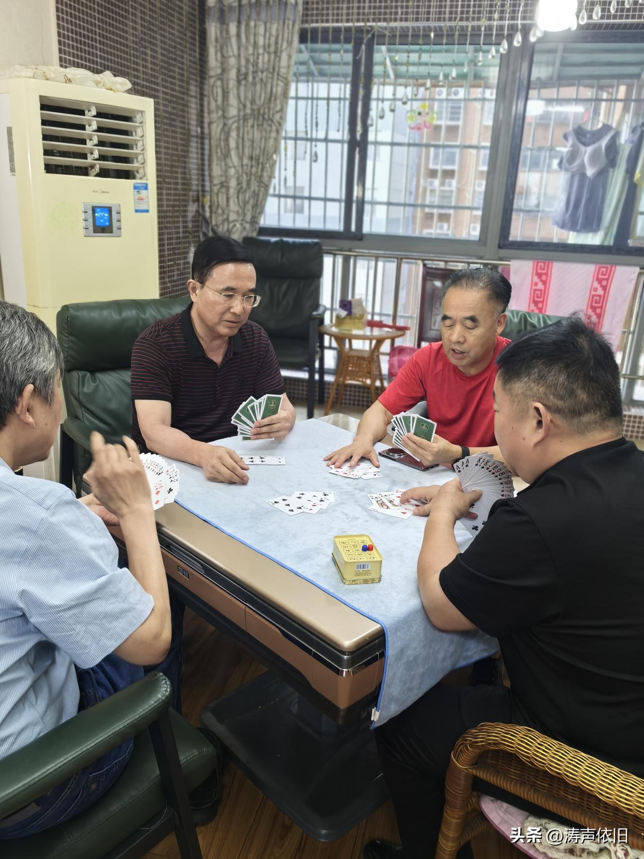 七言诗《掼蛋闲吟》

老友知交聚小楼，
掼蛋博弈兴方遒。
妙牌突现惊四座，
巧策