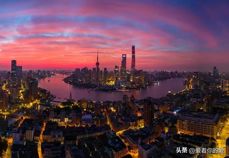 9月8日上海这天气可太疯狂了，午后对流云团快速发展，天空的云彩那叫一个诡异。上海