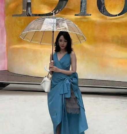 迪丽热巴路人视角下的照片，你们觉得好看吗 ​​​