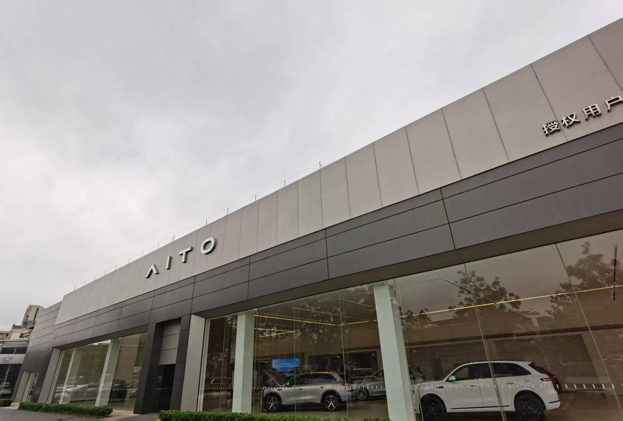 刚去看完问界M6，有点迷糊了：问界到底是不是豪华品牌？你说它不是吧，那它的智驾软