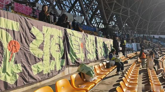 张真源是一个永远不会让人失望的艺人。每一次舞台，他都把自己的每一份努力与热情毫无