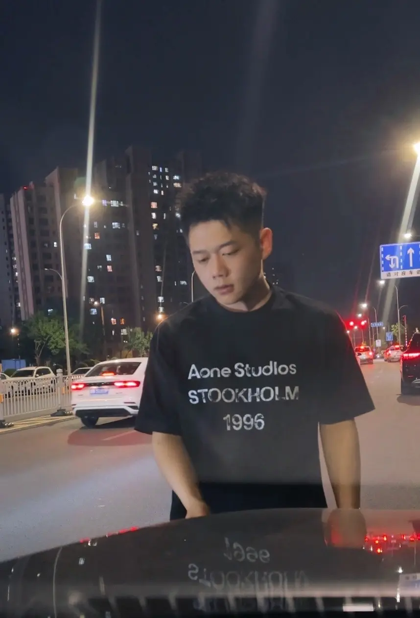 “世人有千面 我只有两面 对你 和其他人”