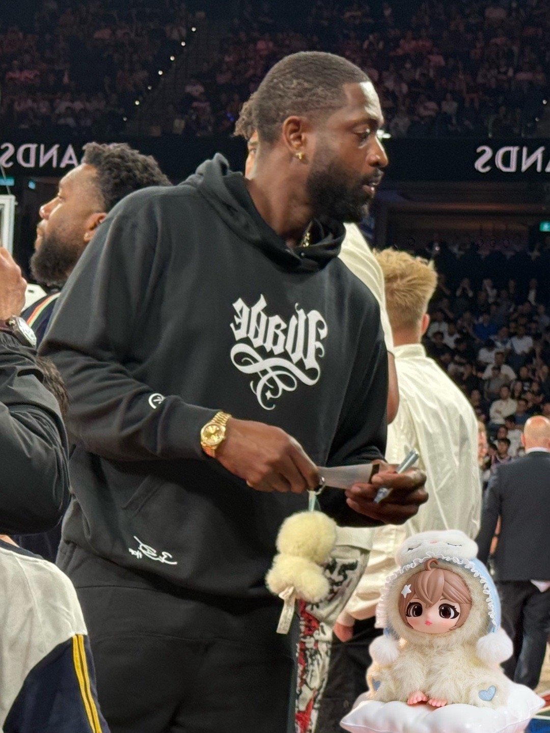 李汶翰韦德撞娃啦 追星赢家李汶翰上线！和韦德合照带同款潮玩，两人对着玩偶的默契互