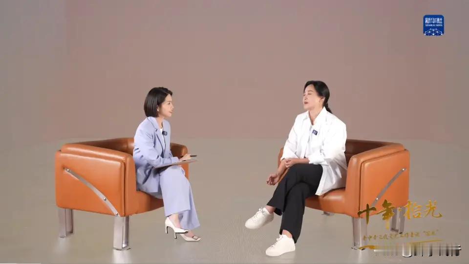 她接受权威媒体采访，深入回应网友关切 ，让人感动。昨天，权威央媒新华社发布了对知