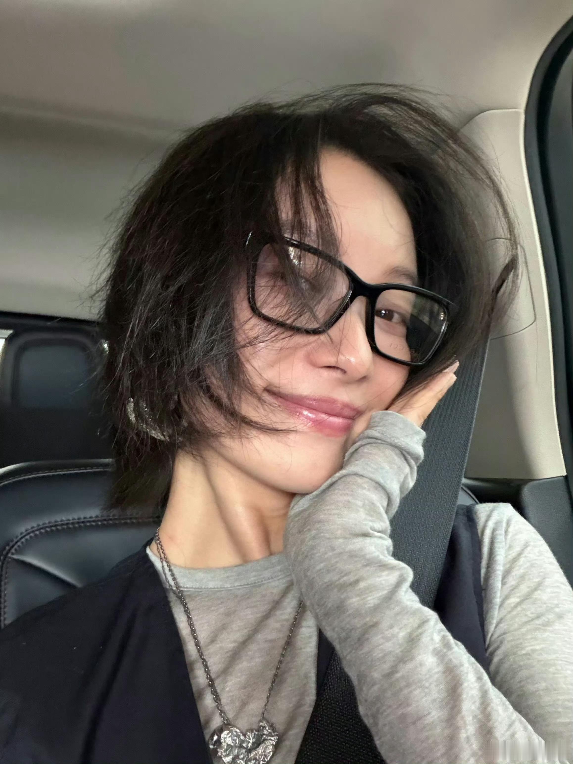 倪妮香香自拍倪妮怼脸素颜皮肤状态 倪妮自拍来啦，近距离素颜皮肤状态在线，大胆尝试