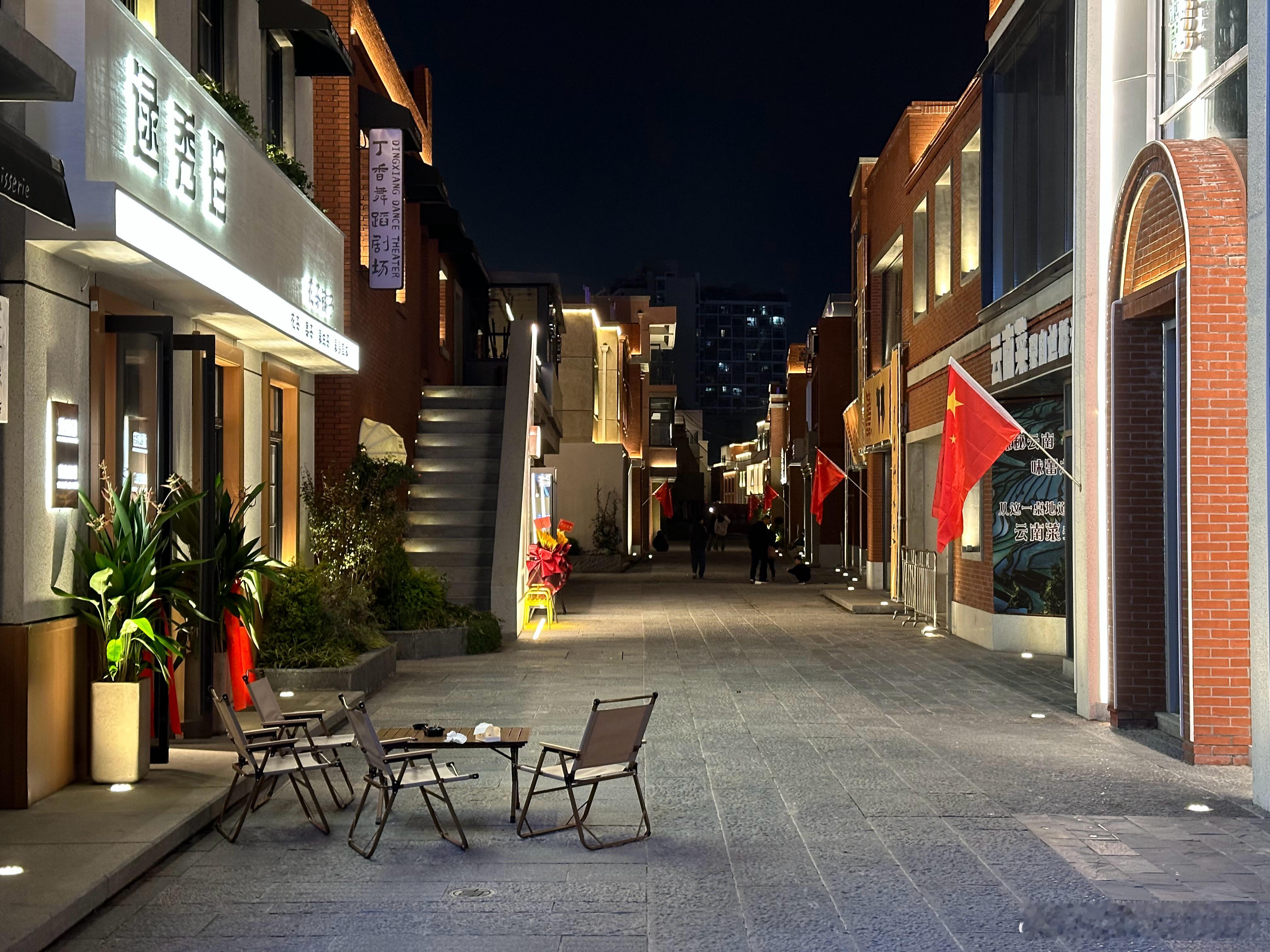 一座普通的城市住着一群普通的人。因为普通，所以幸福…  ​​​
